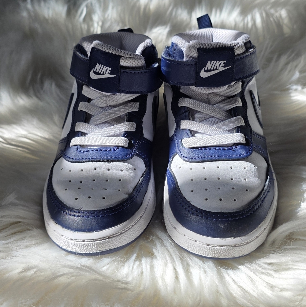 ❌️SOLD‼️ Nike Navy and White Sneakers